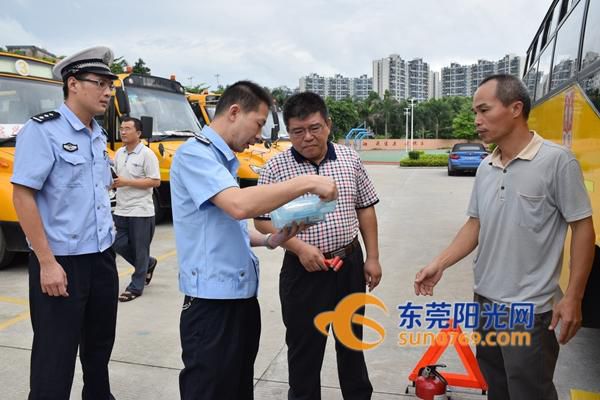 廣東東坑148輛校車接受“體檢”查隱患