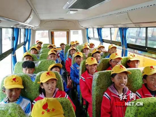 長沙愛心企業向貢嘎捐贈校車 結束當地無專用校車歷史