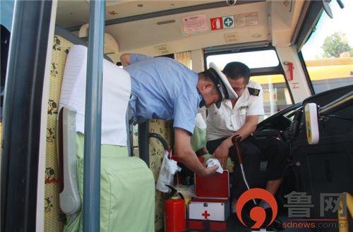 山東城陽交警開學前聯合區教體局開展校車安全大檢查