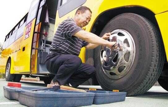 開學臨近 為消除隱患山東昌樂對校車大“體檢”