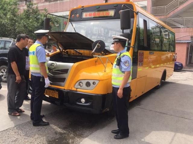 重慶市交巡警總隊開展校車專項整治活動/ 重慶市交巡警總隊開展校車專項整治活動