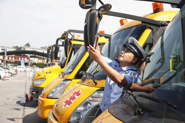 重慶市交巡警總隊開展校車專項整治活動/ 重慶市交巡警總隊開展校車專項整治活動
