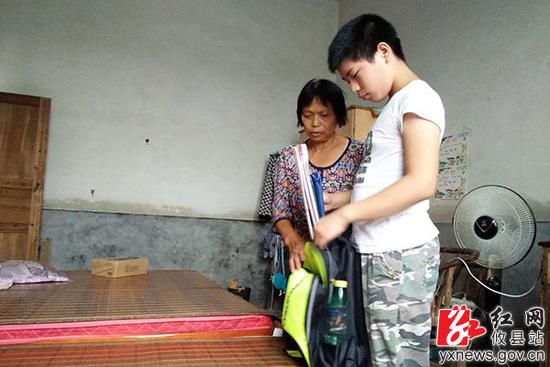 湖南攸縣676名貧困學生免費乘校車上學