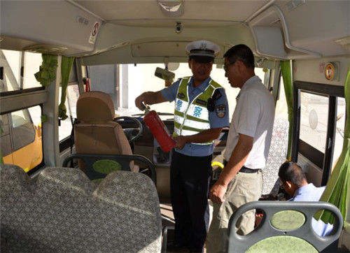 江蘇盱眙交警做好校車統一整治行動