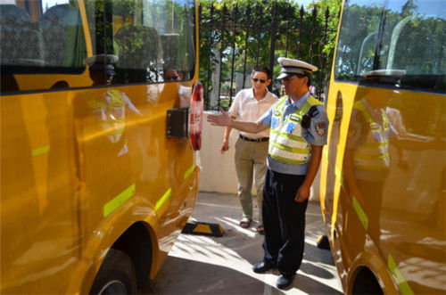 江蘇盱眙交警做好校車統一整治行動