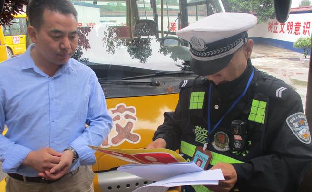 陜西蒲城交警罕井中隊對轄區(qū)幼兒園校車進(jìn)行檢查