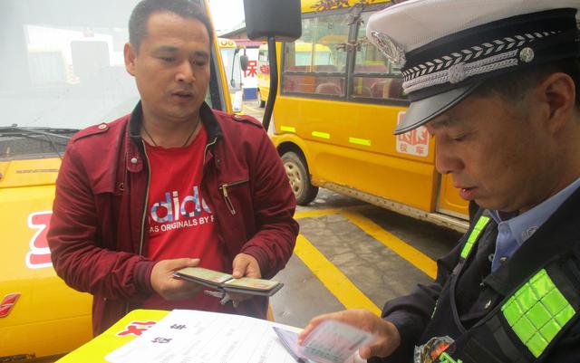 陜西蒲城交警罕井中隊對轄區(qū)幼兒園校車進(jìn)行檢查
