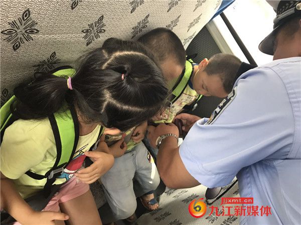 江西彭澤:交警與天天樂幼兒園開展校車應急安全演練活動