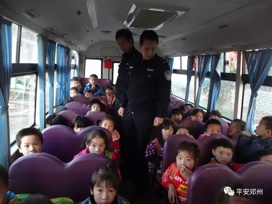 河南省鄧州市：倆校車超載，校車司機(jī)被警方依法刑事拘留