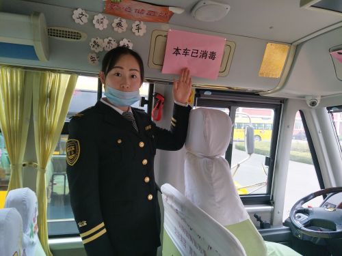青島:2000多輛校車進行全面消毒 每輛消毒的大鼻子校車上都標有“本車已消毒”