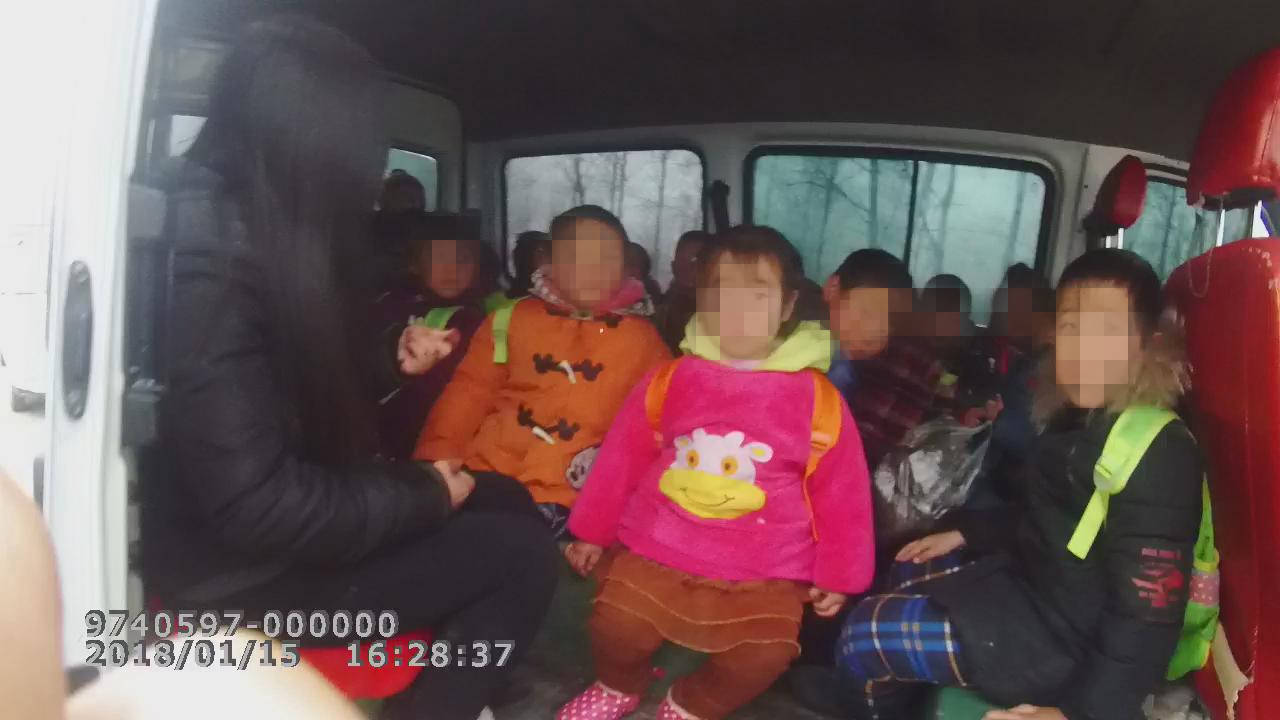信陽一“黑校車”超載22名幼兒司機及園長被刑拘