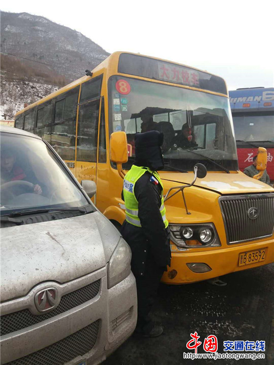 山西省大同市渾源縣：校車被困 交警及時為學生打通回家通道