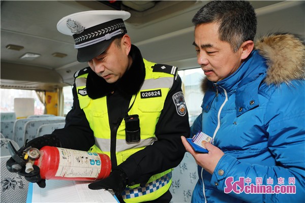 山東淄博張店交警檢查校車 確保學生安全 山東淄博張店交警檢查校車 確保學生安全