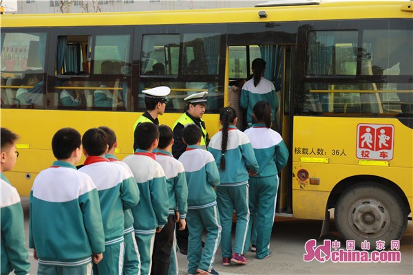 山東淄博張店交警檢查校車 確保學生安全 山東淄博張店交警檢查校車 確保學生安全