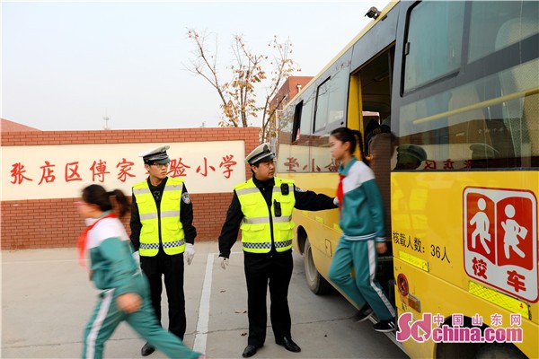 山東淄博張店交警檢查校車 確保學生安全 山東淄博張店交警檢查校車 確保學生安全