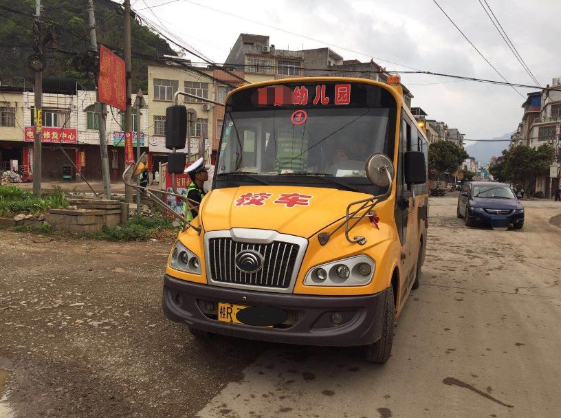 廣西壯族自治區(qū)貴港市某幼兒園校車(chē)超員被查