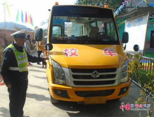 預(yù)防交通事故 南充交警強化校車安全管理