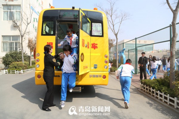 溫馨校車消防演習 照管員指揮學生20秒完成逃生