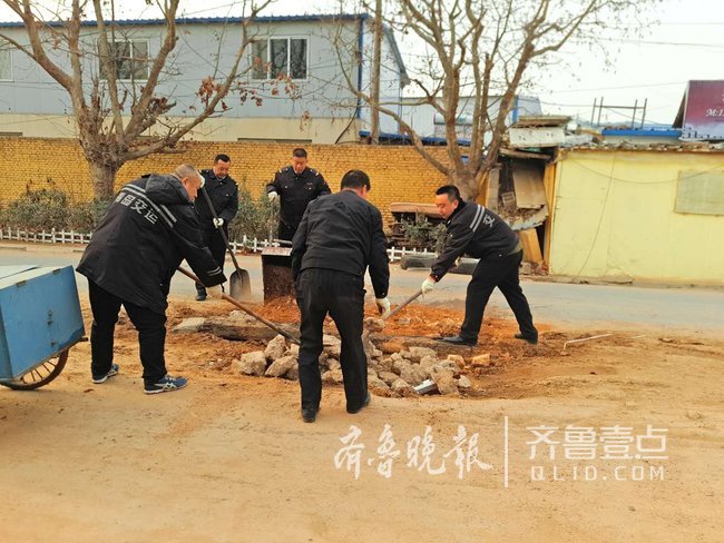 校門口路面坑洼不平，青島校車司機自發(fā)修路