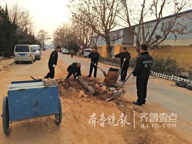 校門口路面坑洼不平，青島校車司機自發(fā)修路