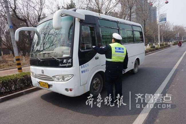 沒有校車標(biāo)牌卻從事校車服務(wù) 肥城交警查獲黑校車