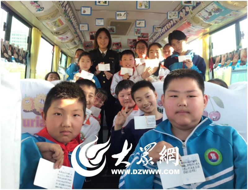 青島市膠州溫馨校車公司開展“校車課堂”地球日宣傳活動 點擊瀏覽下一張