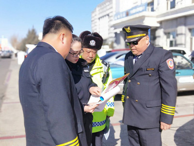 滿洲里市交警大隊全力開展春季校車檢查工作/ lgj8425.jpg