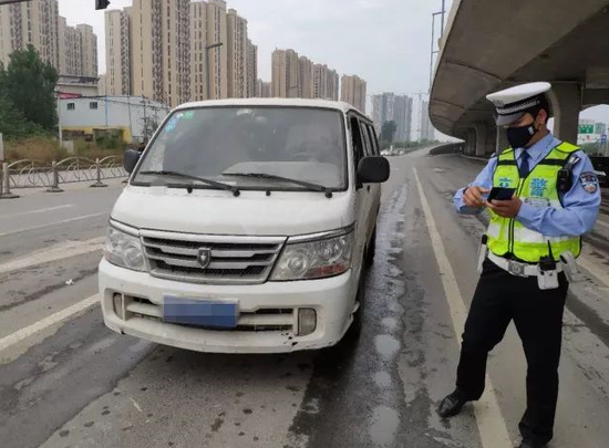 鄭州交警針對校車、渣土車、面包車等開展專項整治
