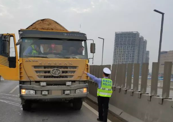 鄭州交警針對校車、渣土車、面包車等開展專項整治
