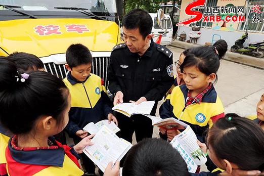 鹽湖交警加強農村交通安全輔導站學生乘坐校車宣傳教育