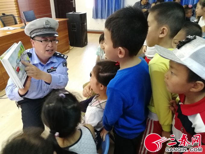 陜西西安:高新大隊民警走進學校 開展道路安全宣傳和校車安全檢查 臨時mmexport1526376972711