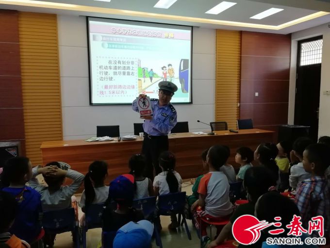 陜西西安:高新大隊民警走進學校 開展道路安全宣傳和校車安全檢查 臨時mmexport1526377020794