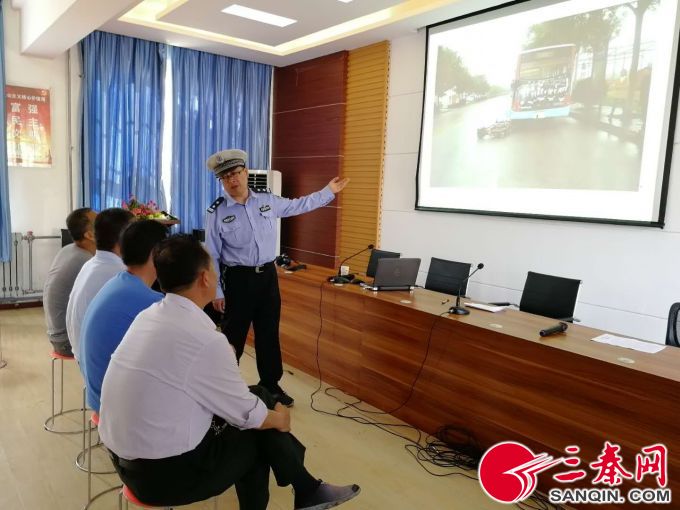 陜西西安:高新大隊民警走進學校 開展道路安全宣傳和校車安全檢查 臨時mmexport1526377053214