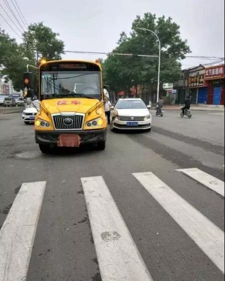 突發(fā)！河南安陽永安街附近一輛校車與私家車相撞