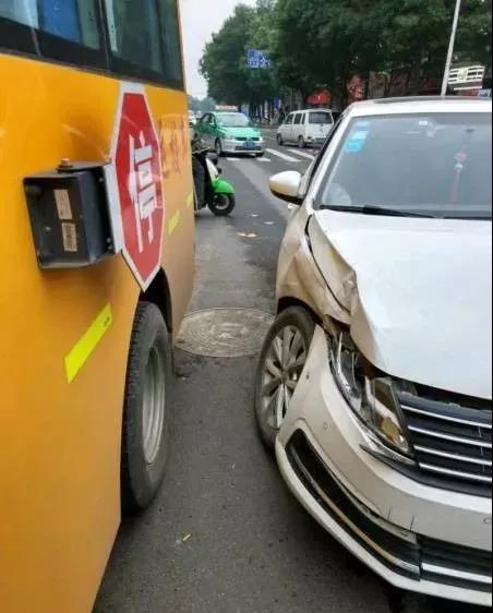 突發(fā)！河南安陽永安街附近一輛校車與私家車相撞