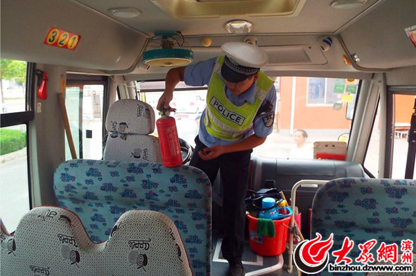 沾化交警開展校車安全檢查 保障學生乘車安全