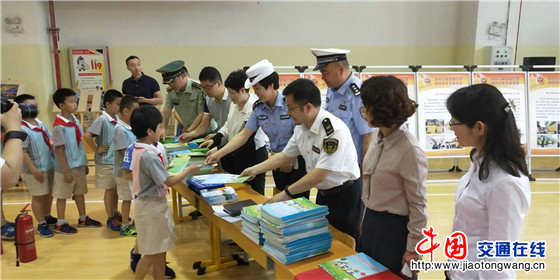 陜西西安交警經(jīng)開大隊(duì) 深入開展夏季校車安全隱患排查及“三超一疲勞”交通安全警示教育工作 陜西西安交警經(jīng)開大隊(duì) 深入開展夏季校車安全隱患排查及“三超一疲勞”交通安全警示教育工作