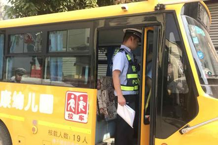 陜西安康恒口大隊：開展幼兒園校車安全大檢查、大宣傳活動