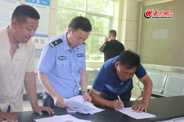 山東：無棣交警完善一車一警檔案規(guī)范校車安全管理