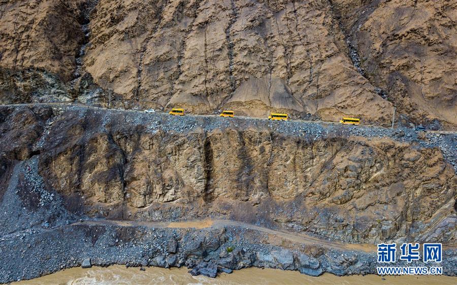 新疆阿克陶:集中組織校車 交警送學生平安回家 新疆阿克陶:集中組織校車 交警送學生平安回家