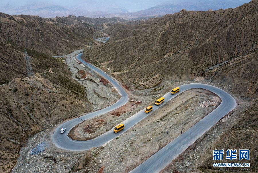 新疆阿克陶:集中組織校車 交警送學生平安回家 新疆阿克陶:集中組織校車 交警送學生平安回家