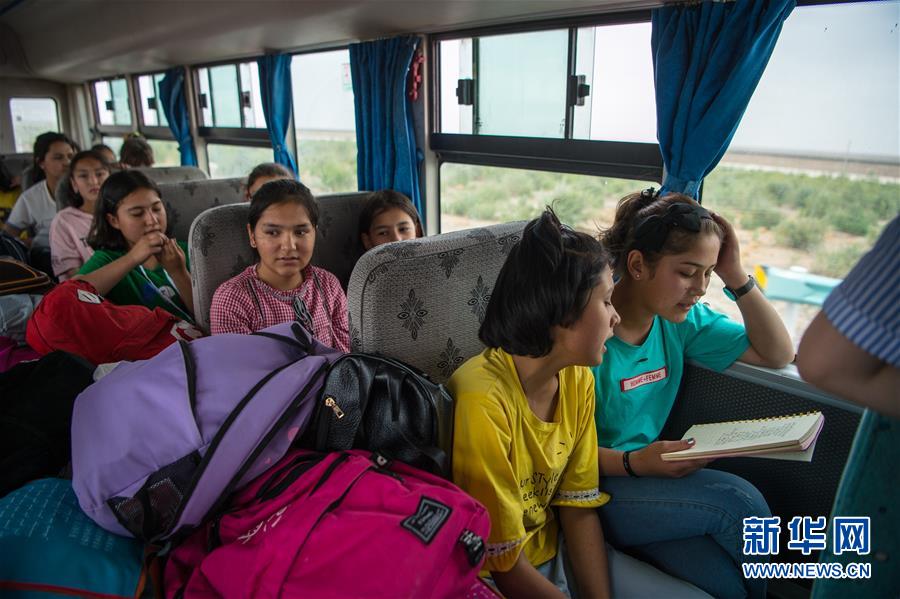 新疆阿克陶:集中組織校車 交警送學生平安回家 新疆阿克陶:集中組織校車 交警送學生平安回家