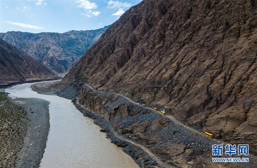 新疆阿克陶:集中組織校車 交警送學生平安回家 新疆阿克陶:集中組織校車 交警送學生平安回家