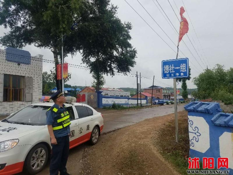 扎蘭屯市公路養護管理站新舉保障校車行駛安全1.jpg