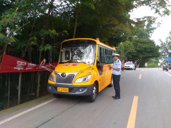 四川沿灘：嚴(yán)查校車 守護(hù)幼兒暑期交通安全