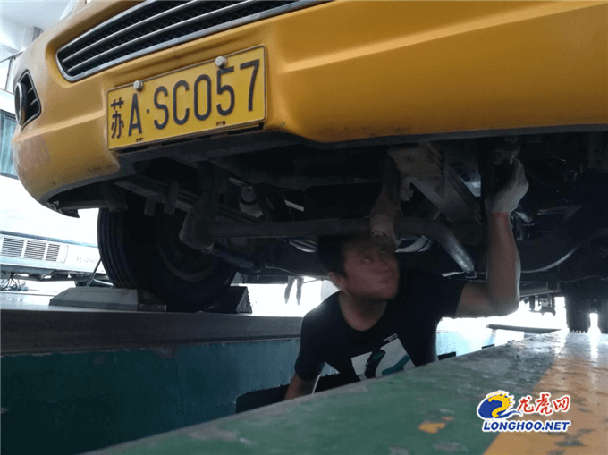 六合公司開展校車專項安檢迎接開學