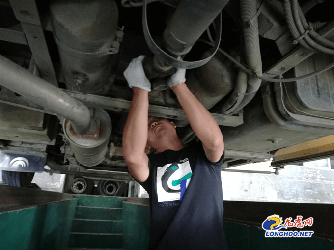 六合公司開展校車專項安檢迎接開學