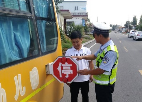 開(kāi)學(xué)前鄒城校車“體檢” 交警查得特仔細(xì) 開(kāi)學(xué)前鄒城校車“體檢” 交警查得特仔細(xì)