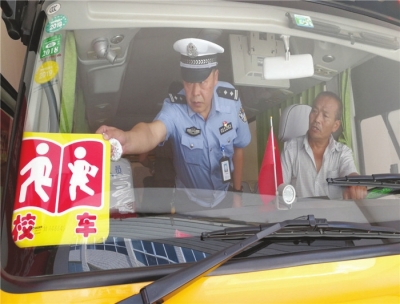 蘭州：交警開(kāi)學(xué)前“啟封”校車(chē)排查校車(chē)安全隱患