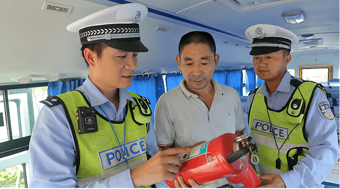 江蘇連云港安檢校車迎開學
